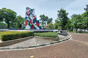 Taman Patung Tumbuh image