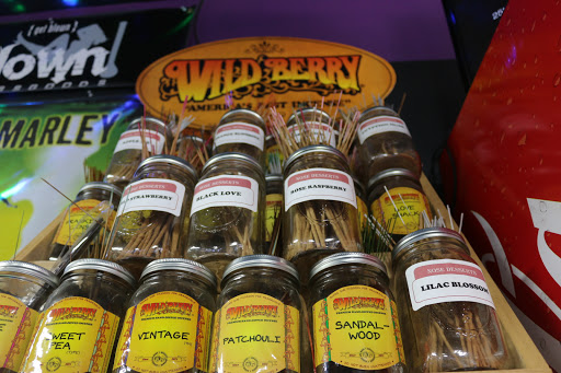 Tobacco Shop «The Hub Smoke Shop & Gifts», reviews and photos, 6410 N Oak Trafficway, Kansas City, MO 64118, USA