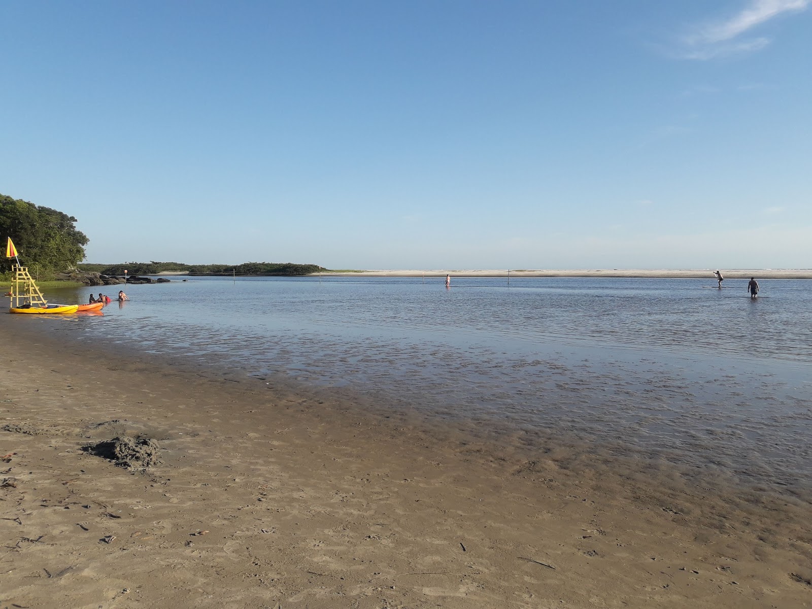 Foto de Rio Itaguare com areia fina e brilhante superfície