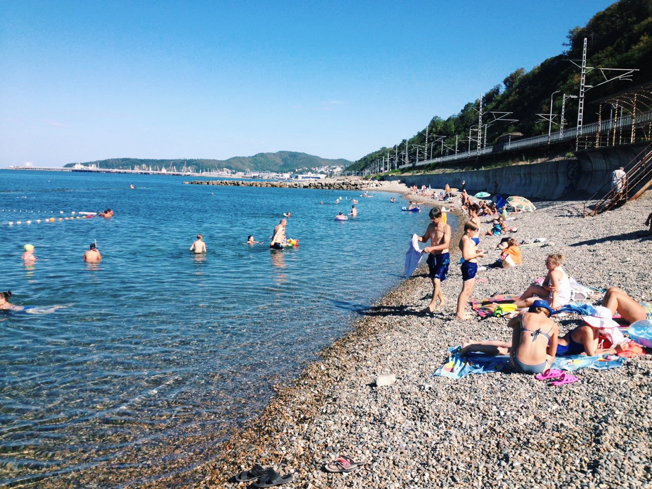 Photo de Vesna beach protégé par des falaises