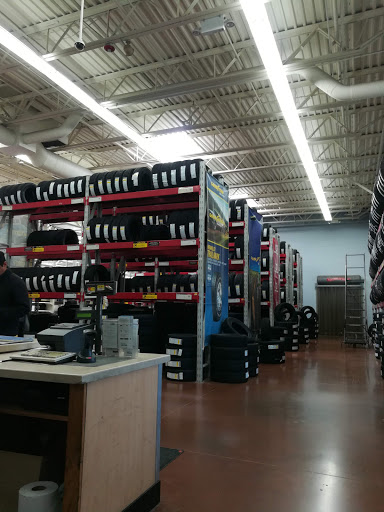 Tire Shop «Walmart Tires & Auto Parts», reviews and photos, 3900 Fountain Square Pl, Waukegan, IL 60085, USA