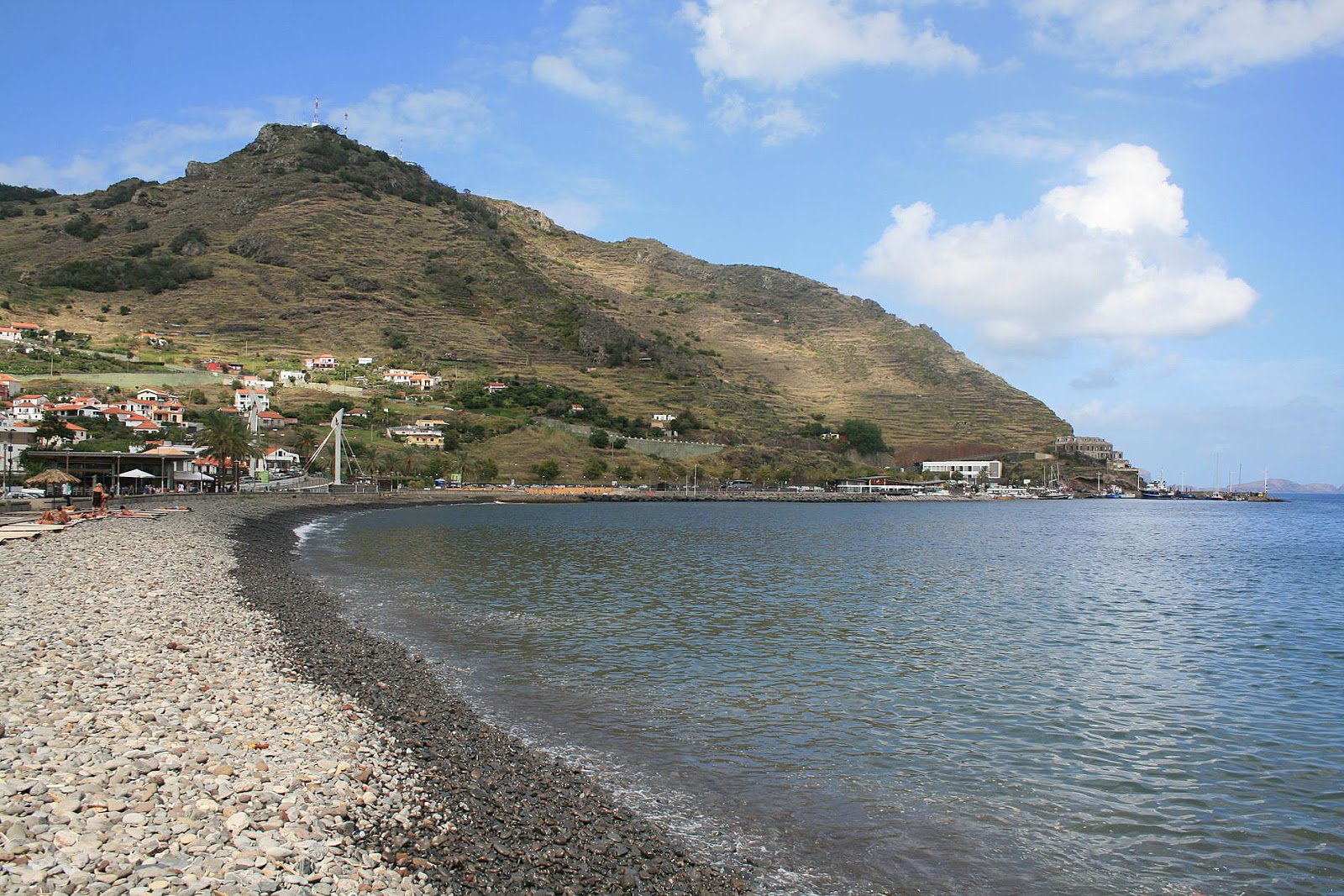 Photo of Praia de S. Roque with gray pebble surface