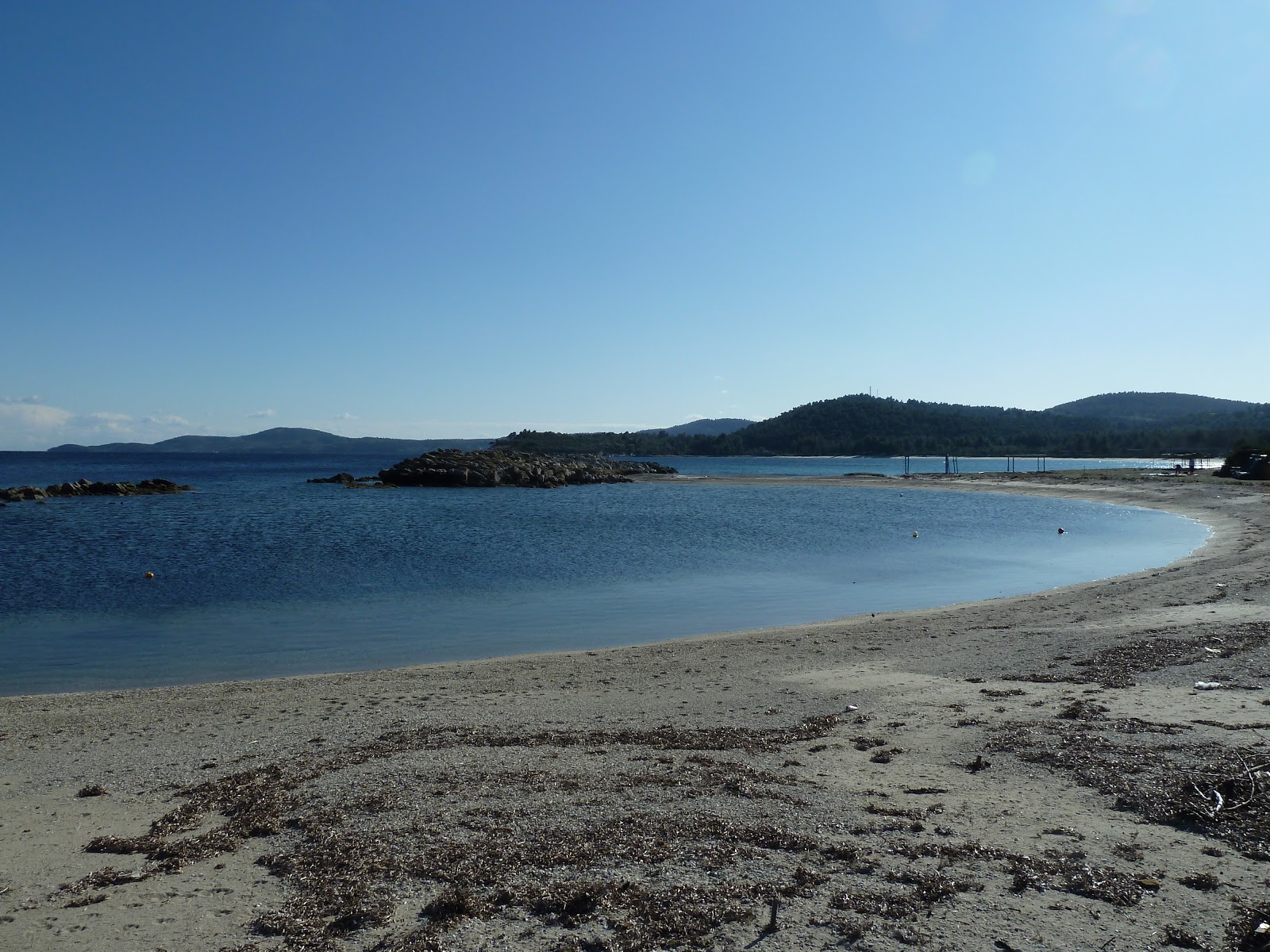Foto av Alonaki beach med grönt vatten yta