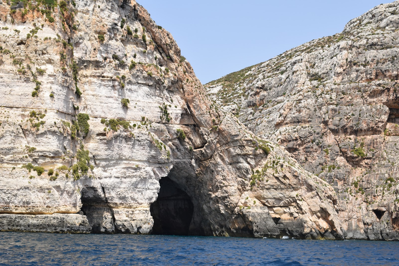 Foto av Blue Grotto beach med turkos rent vatten yta