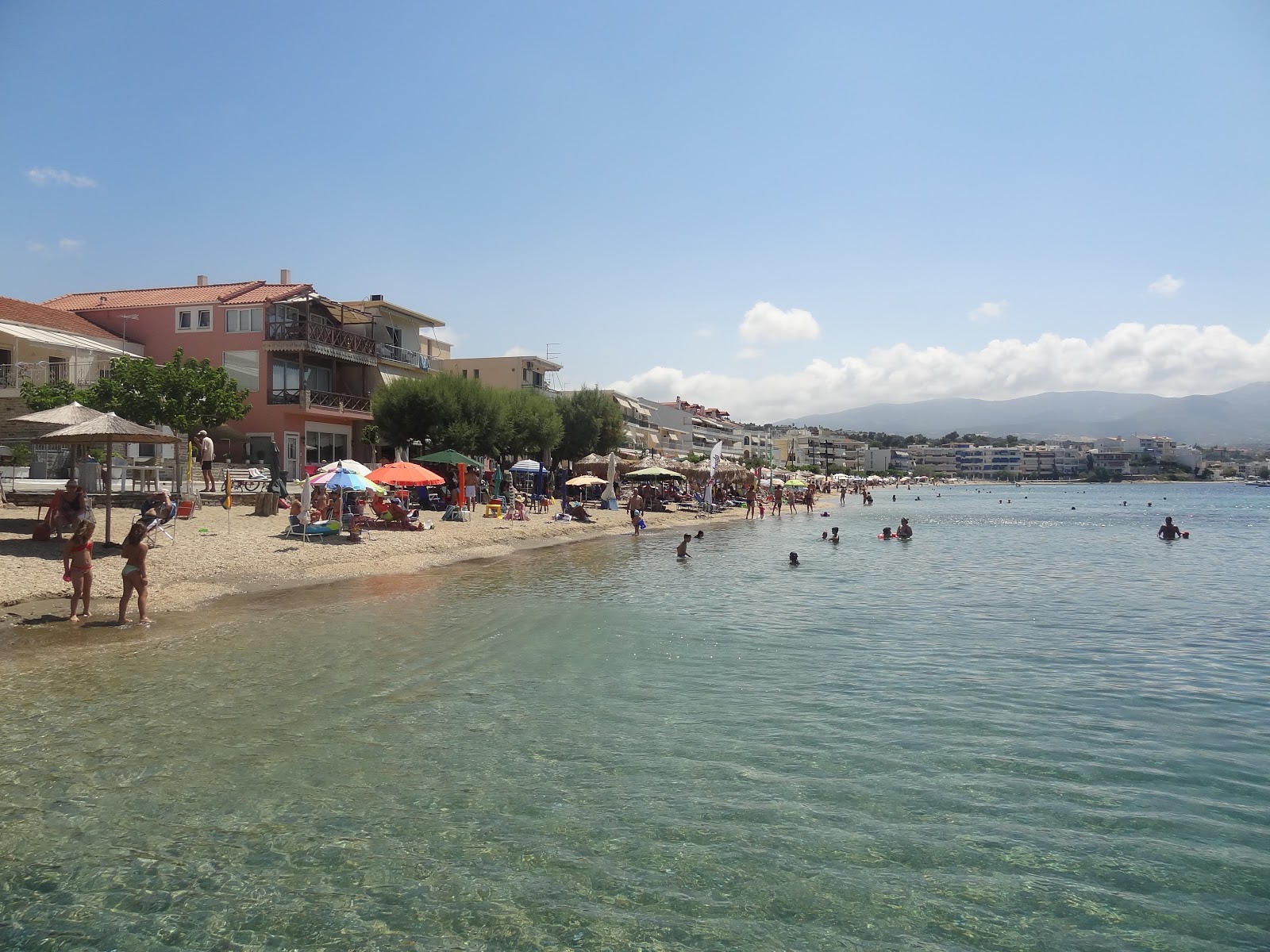 Foto de Kefala beach área de servicios