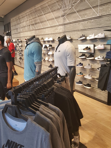 Clothing Store «Nike The Grove», reviews and photos, 189 The Grove Dr, Los Angeles, CA 90036, USA