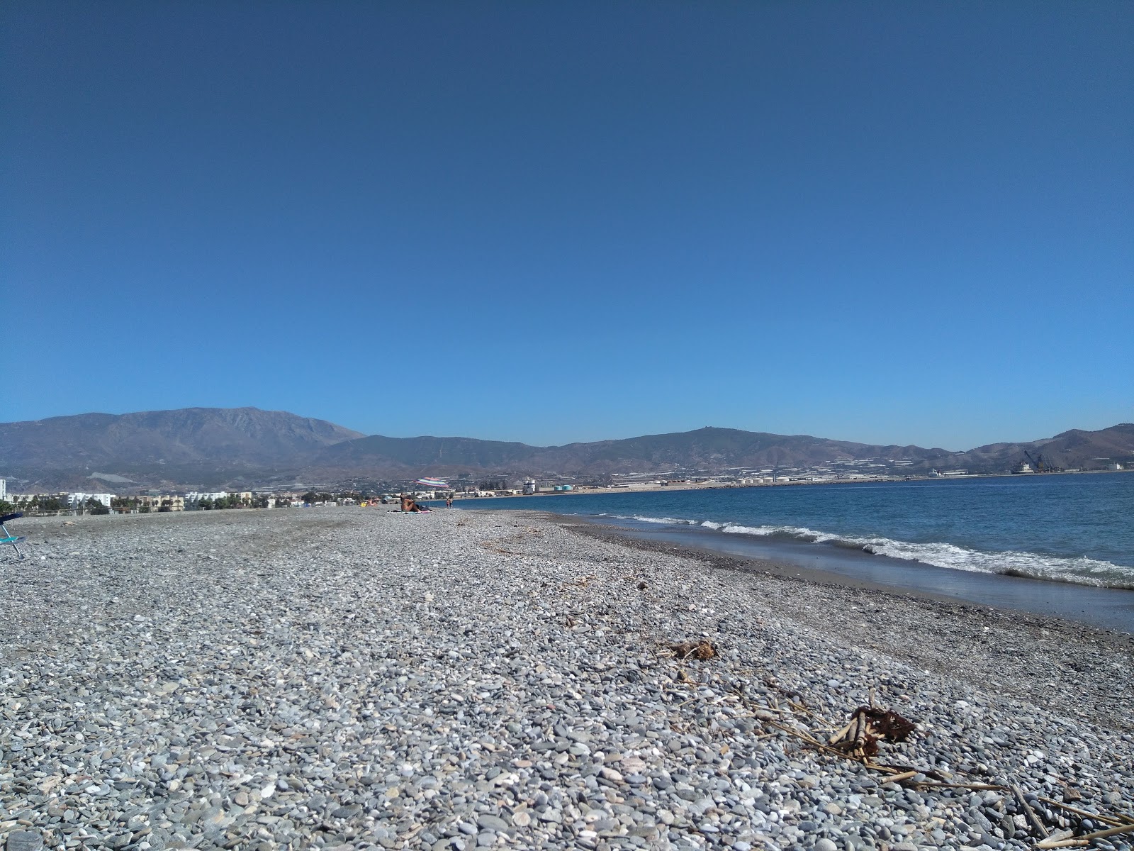 Fotografie cu Plaja Motril (Plaja Granada) cu o suprafață de apă pură albastră