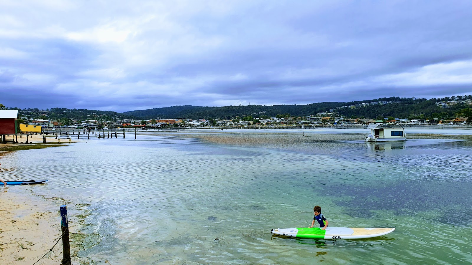 Foto av Mitchies Jetty Beach med fin beige sand yta