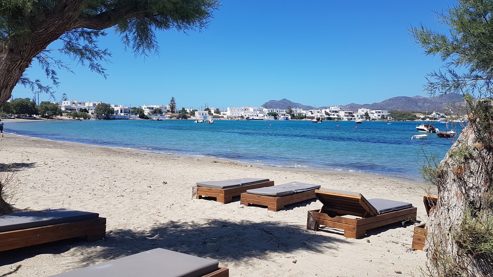 Φωτογραφία του Pollonia beach II με καθαρό μπλε νερό επιφάνεια