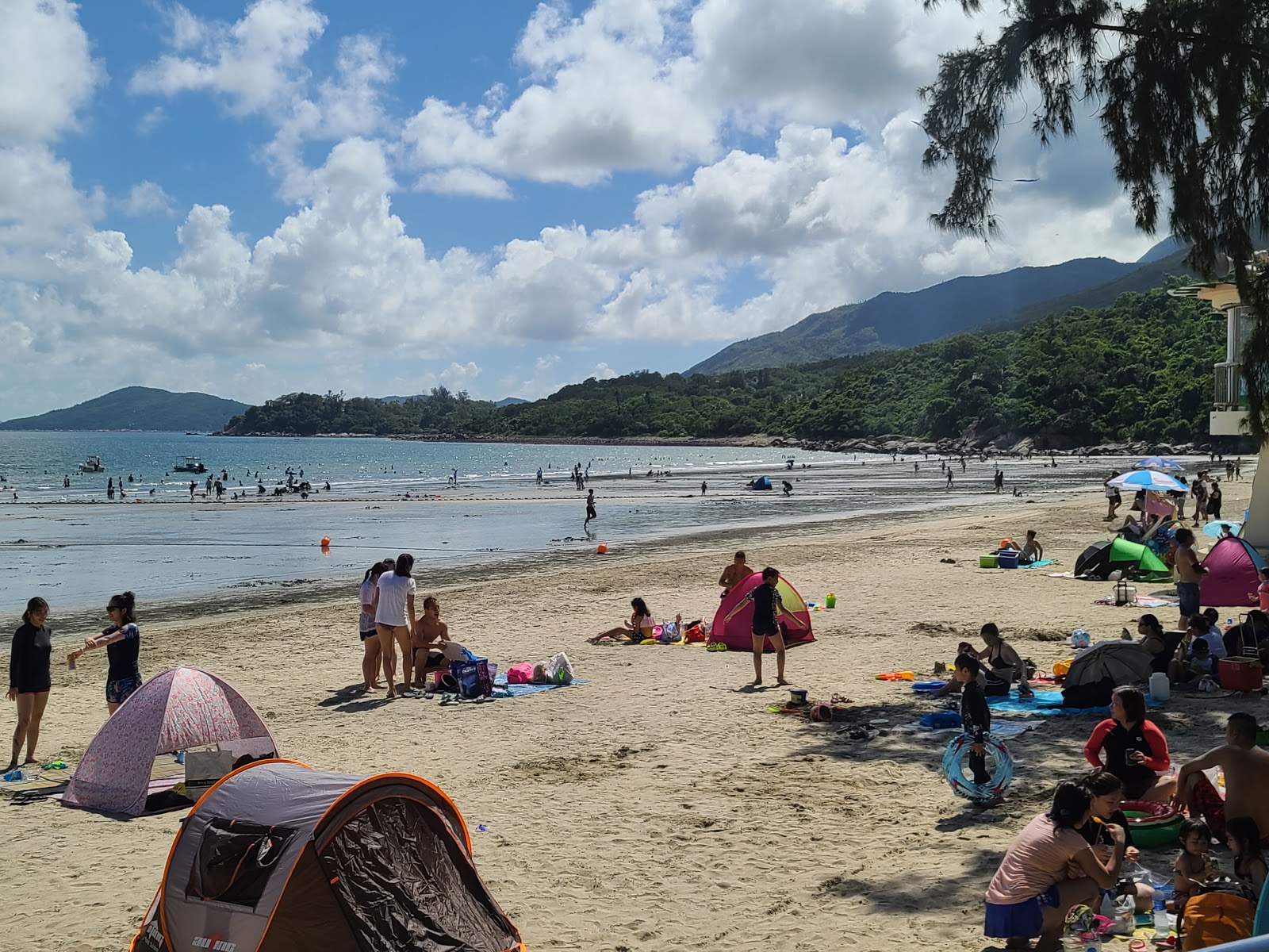Foto de Pui O Beach respaldado por acantilados