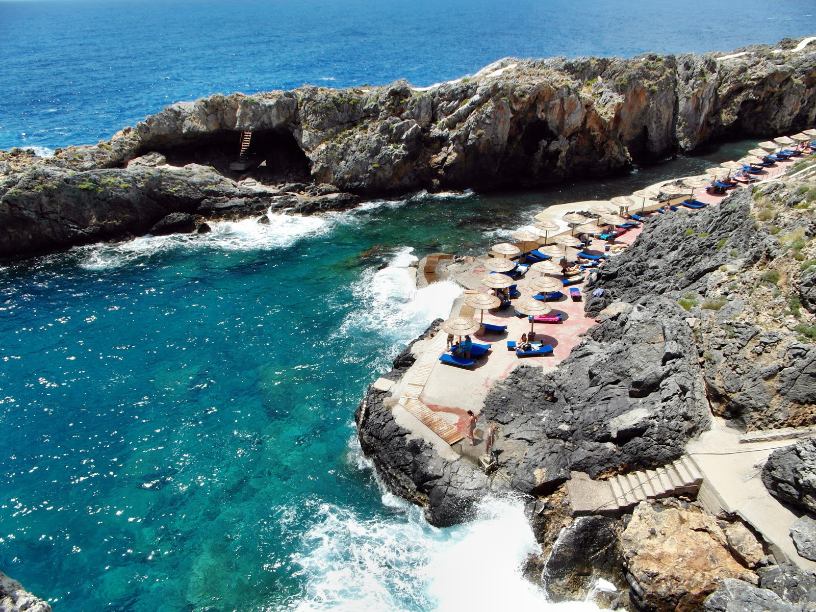 Kalypso Beach'in fotoğrafı dağlarla çevrili