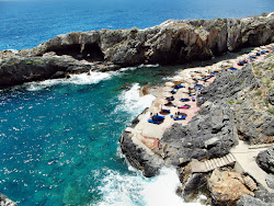 Kalypso Beach'in fotoğrafı dağlarla çevrili