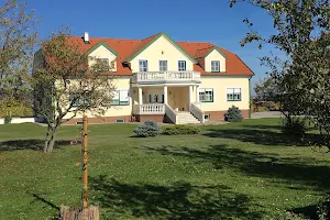 Gästehaus "In den Kreuzweingärten" - Ferienwohnungen und Gästezimmer - Familie Mezgolits image