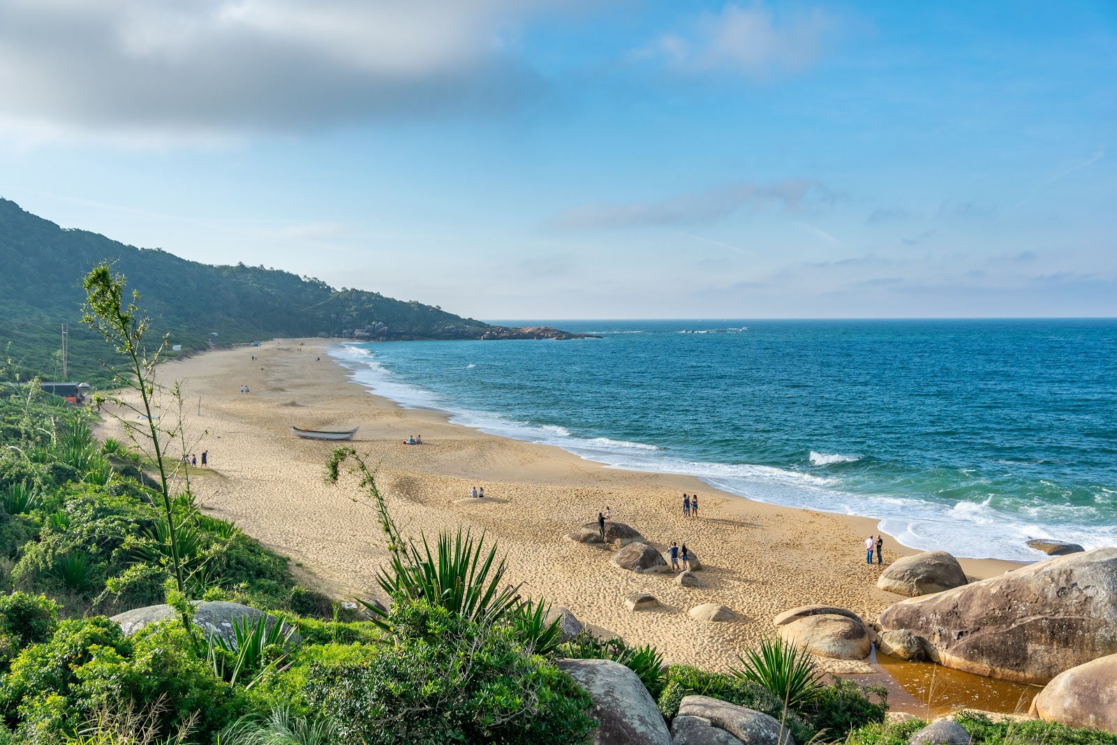 Praia de Taquaras的照片 带有碧绿色纯水表面