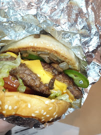 Cheeseburger du Restaurant de hamburgers Five Guys à Paris - n°16