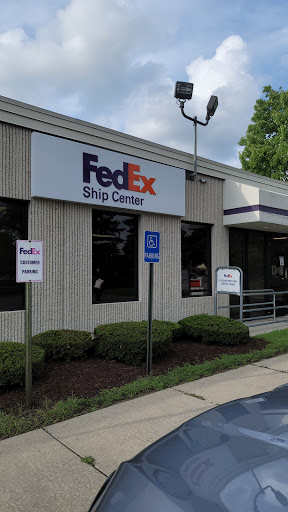 Shipping and Mailing Service «FedEx Ship Center», reviews and photos, 21600 Melrose Ave, Southfield, MI 48075, USA