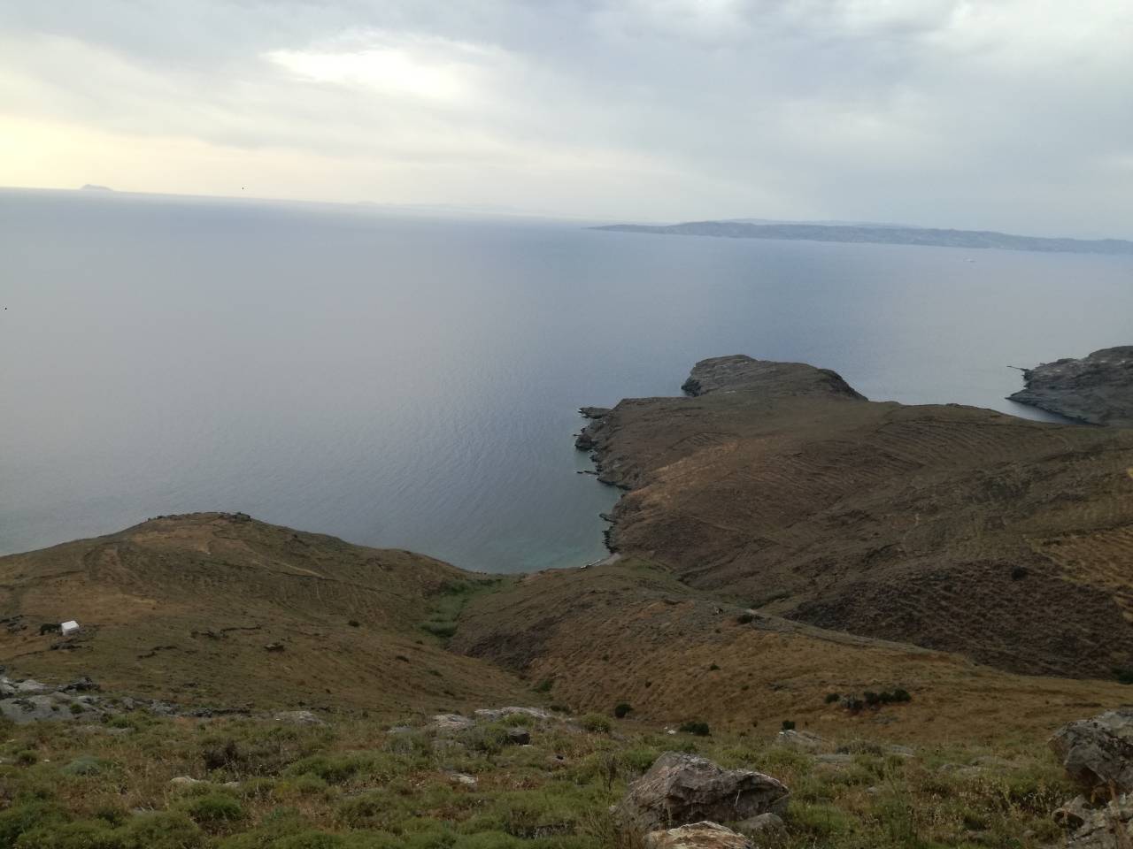 Foto di Karavas beach II con una superficie del sabbia grigia e ciottoli