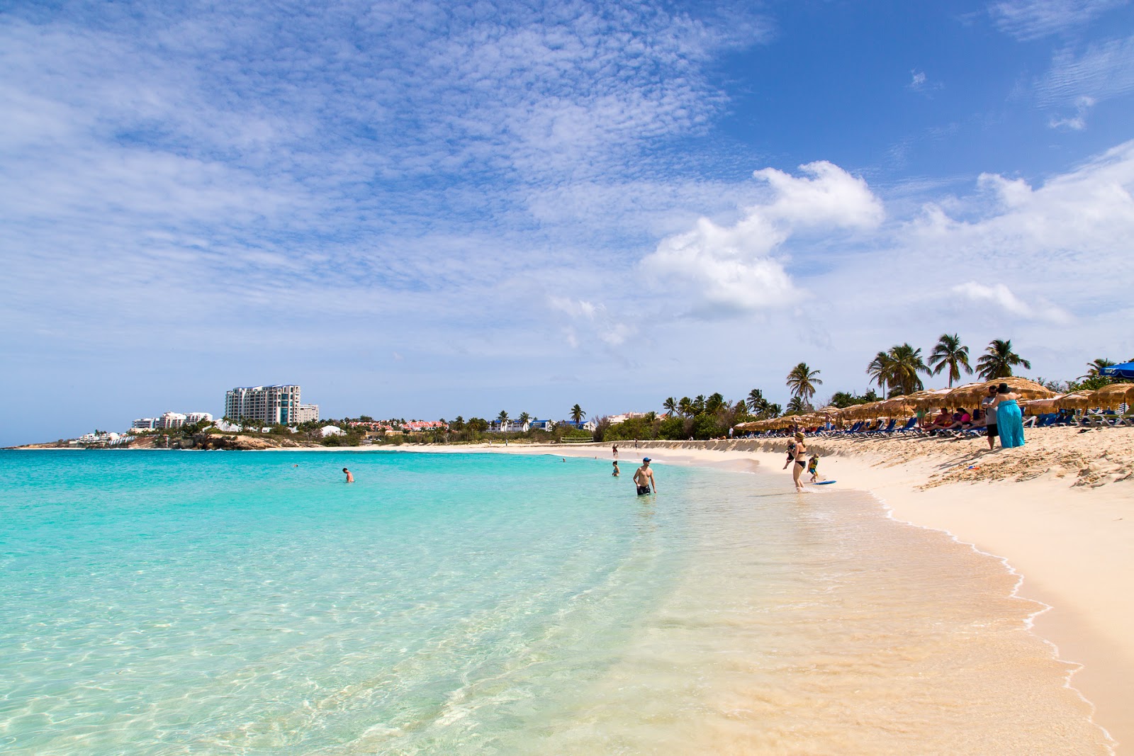 Foto di Baie Rouge beach con una superficie del sabbia beige fine