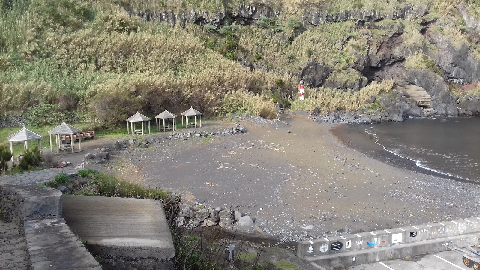 Foto von Praia da Calheta mit kleine bucht