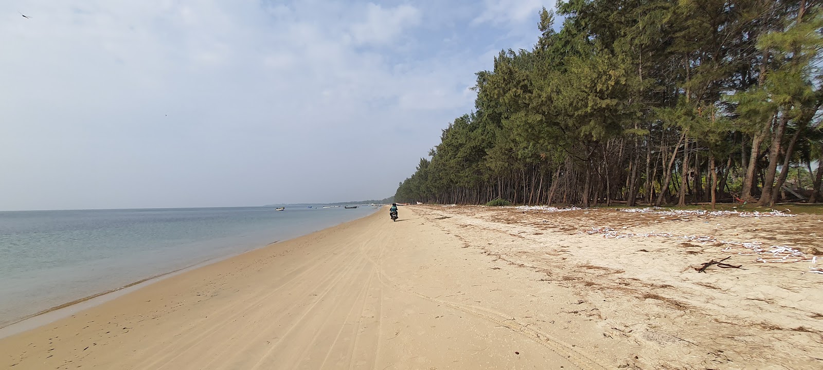 Foto van Muthupettai Cruz Fernandez Beach met helder zand oppervlakte