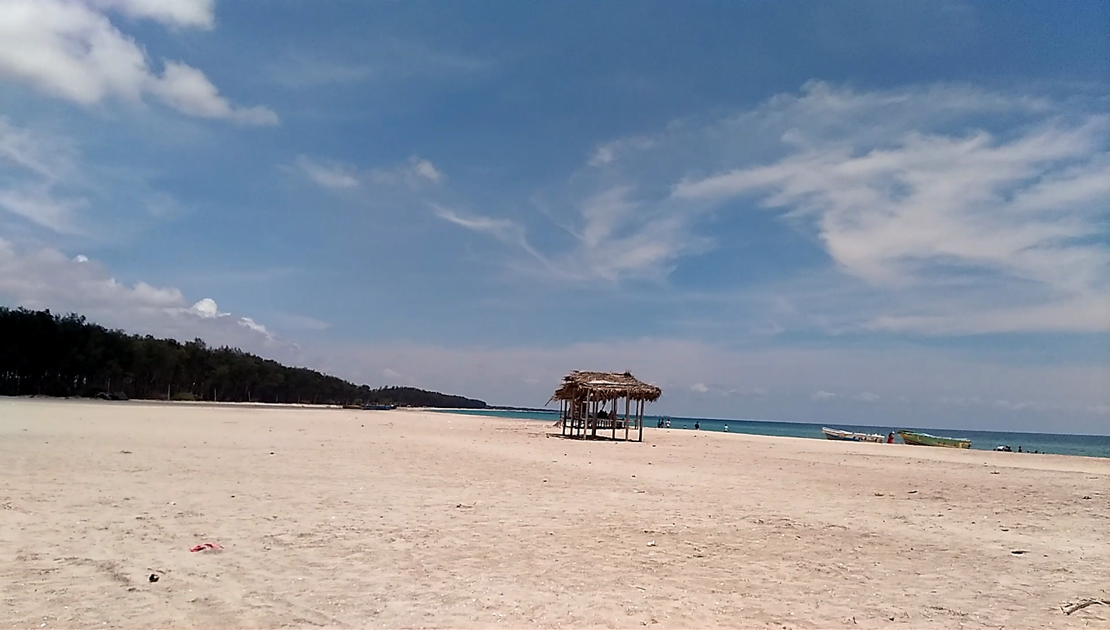 Fotografie cu Ariyamaan Beach - locul popular printre cunoscătorii de relaxare