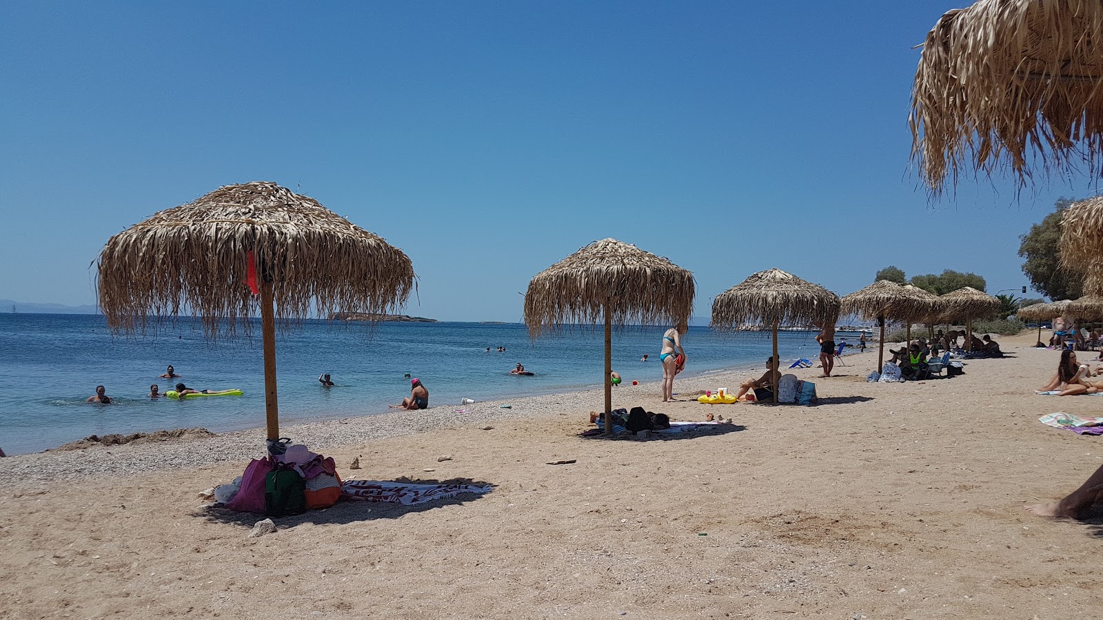Galini beach'in fotoğrafı açık yeşil su yüzey ile