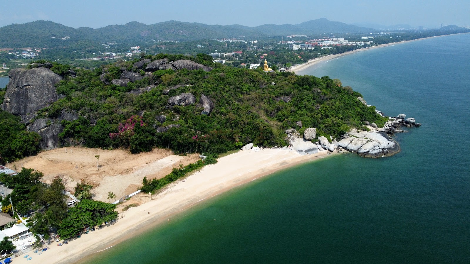 Foto van Sai Noi Beach met turquoise puur water oppervlakte