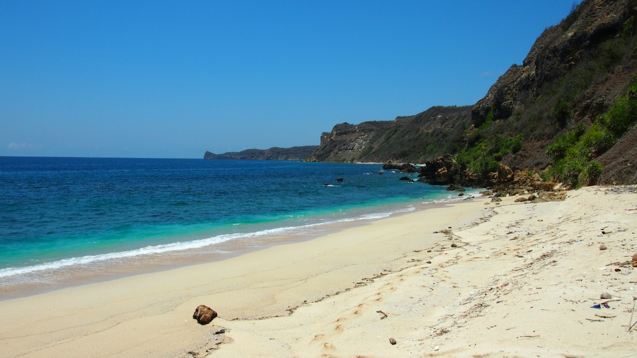 Bariendi Beach的照片 带有碧绿色纯水表面