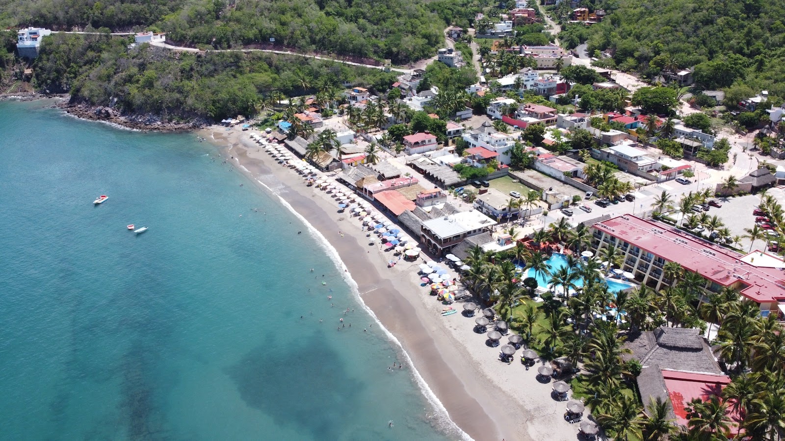 Foto von Playa Cuastecomates von Klippen umgeben