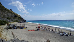Spiaggia del Troncone'in fotoğrafı dağlarla çevrili