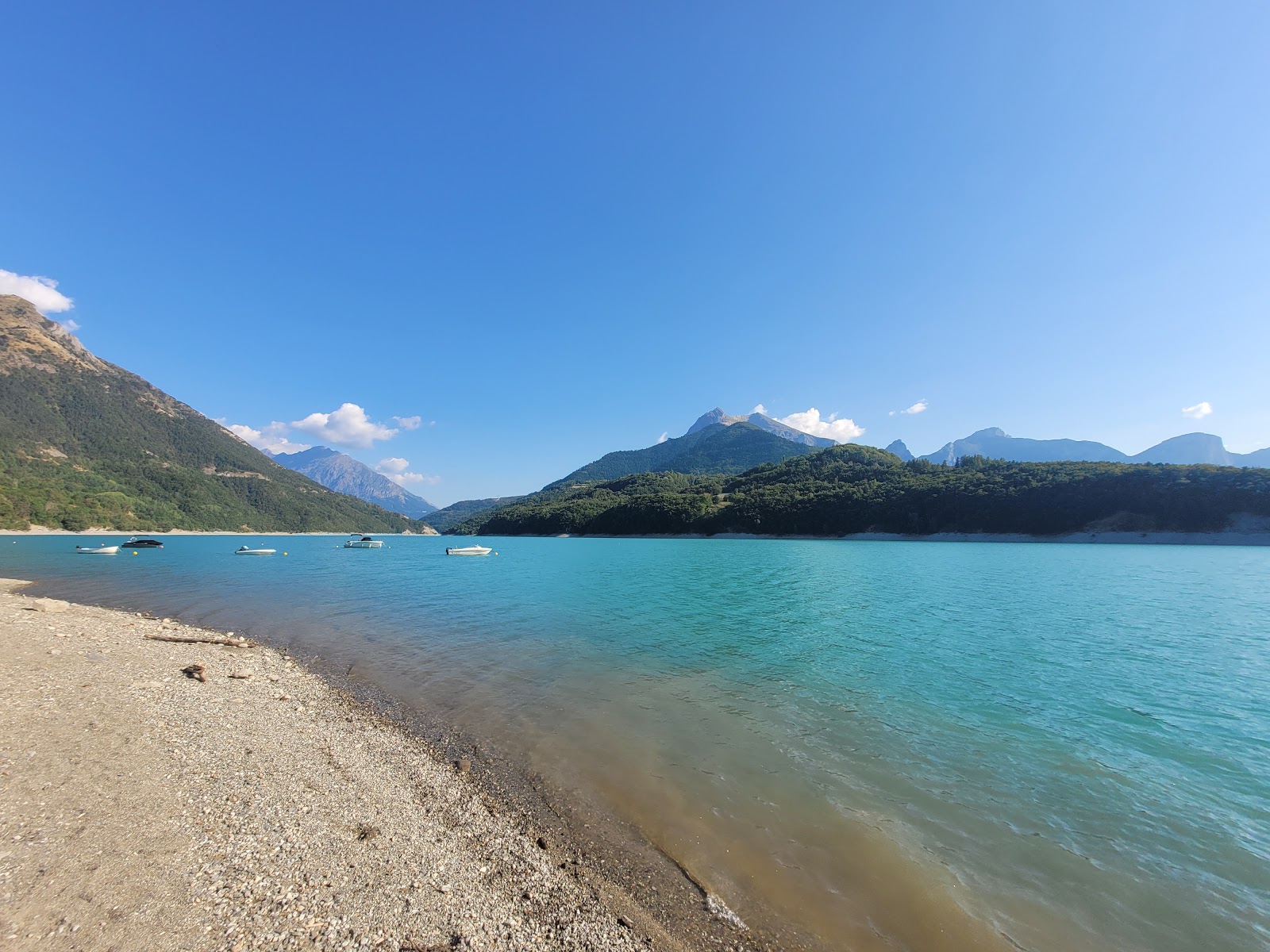 Plage du Lac du Sautet'in fotoğrafı uçurumlarla desteklenmiş