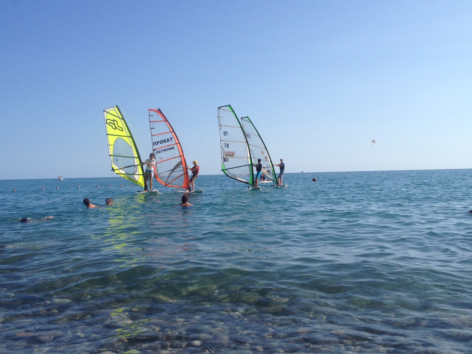 Foto de Sports beach com linha costeira longa e reta