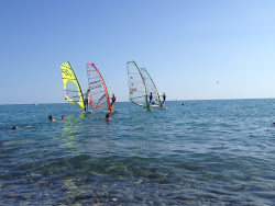 Foto de Sports beach com linha costeira longa e reta