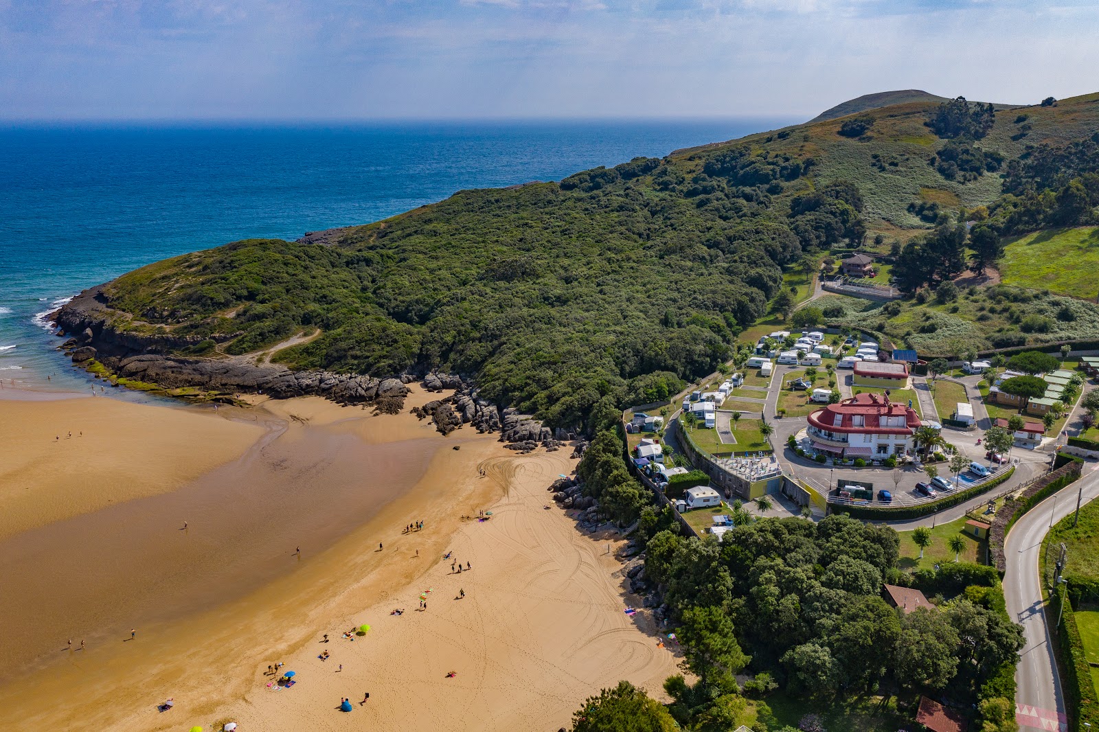 Playa de La Arena'in fotoğrafı uçurumlarla desteklenmiş