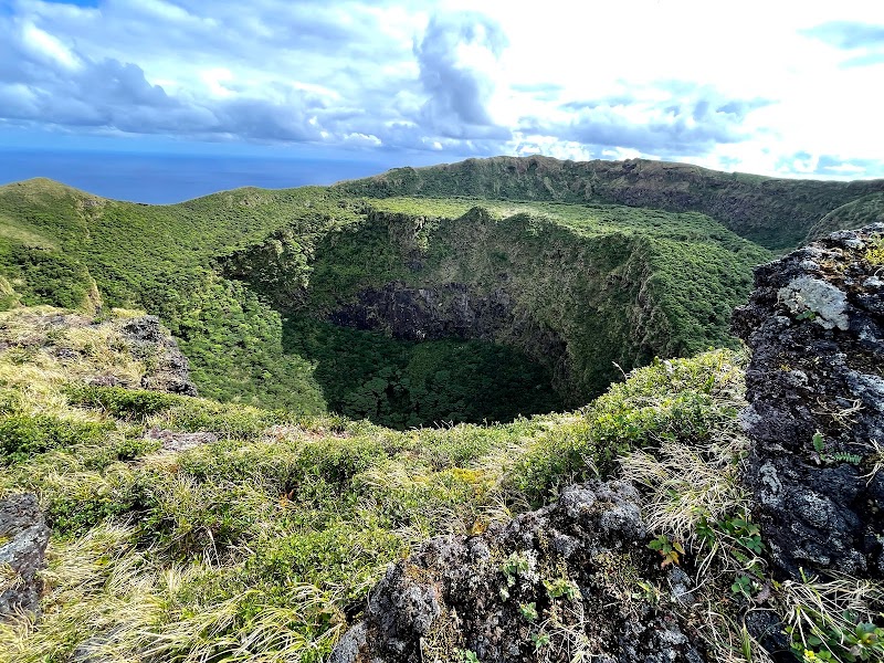 西山（八丈富士）中央火口