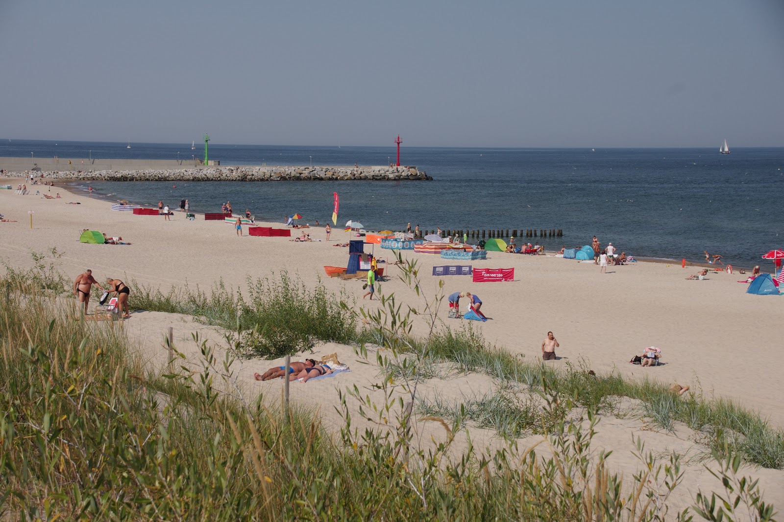 Foto von Plaza wschodnia Dziwnow mit feiner beiger sand Oberfläche
