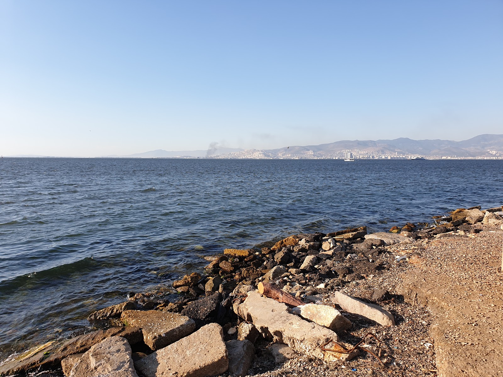 Inciralti Beach的照片 带有岩石覆盖表面