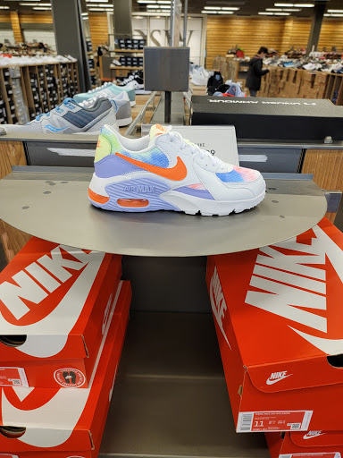 Shoe Store «DSW Designer Shoe Warehouse», reviews and photos, 7321 Lake St, River Forest, IL 60305, USA