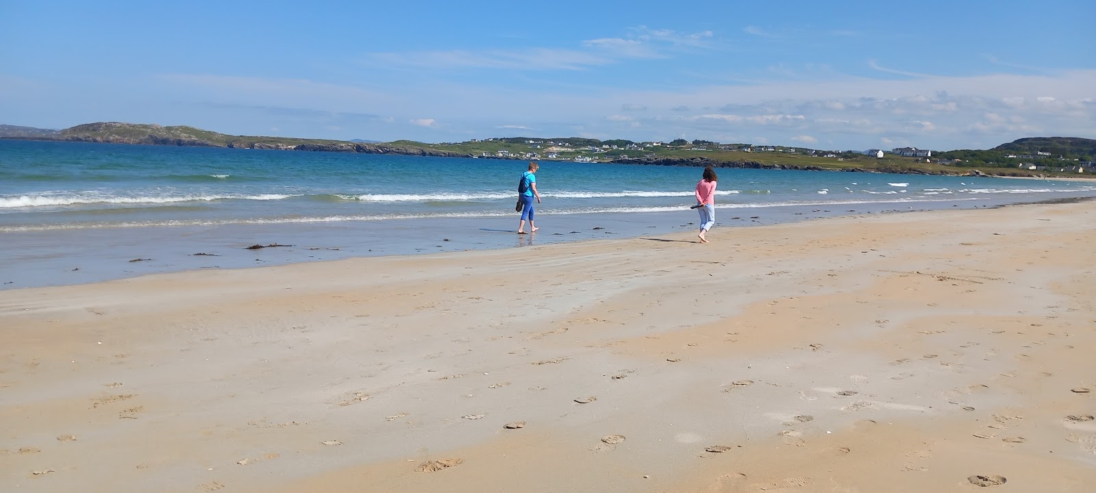 Foto de Killahoey Beach - lugar popular entre os apreciadores de relaxamento