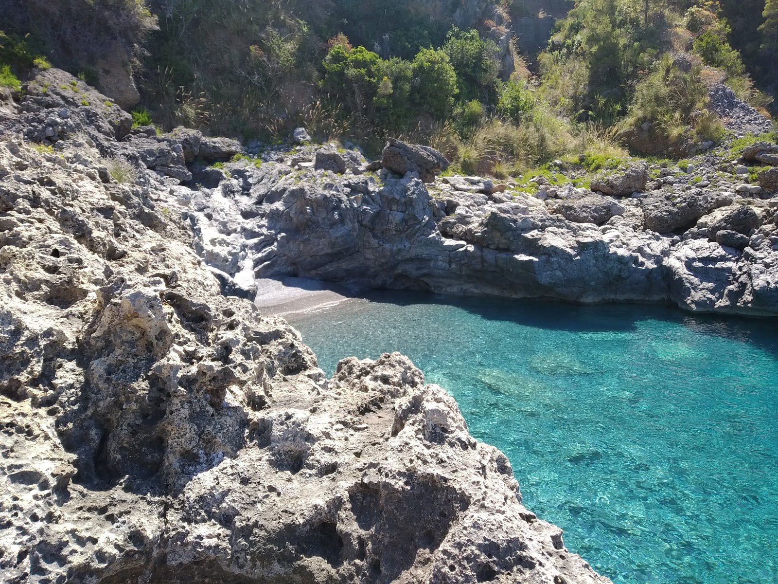 Spiaggia Marizza的照片 带有灰色细卵石表面