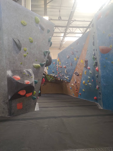 Rock Climbing Gym «Hangar 18 Indoor Climbing Gym - Rancho Cucamonga», reviews and photos, 9004 Hyssop Dr, Rancho Cucamonga, CA 91730, USA