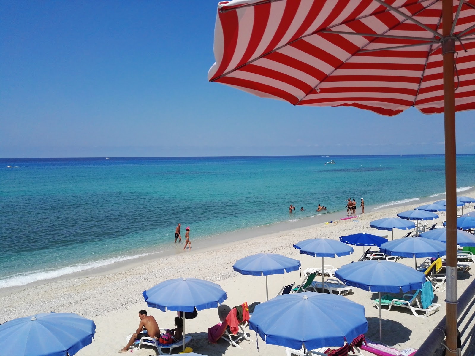Fotografija Spiaggia Libera Di Zambrone z modra čista voda površino