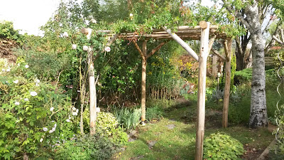 A 2 mains au jardin à Essarts-en-Bocage