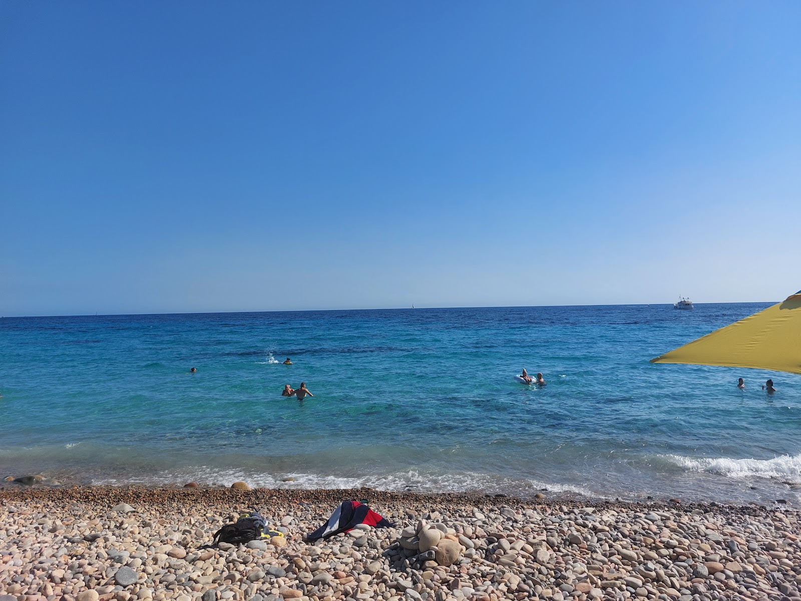 Foto av Spiaggia Is Canaleddus omgiven av klippor