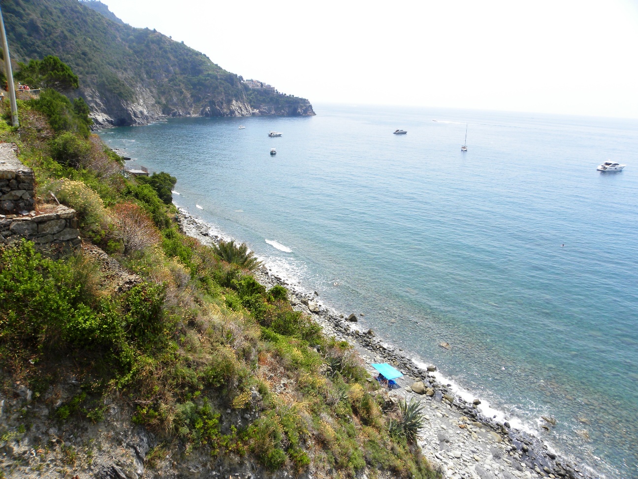 Foto von Spiaggia di Guvano Vernazza mit steine Oberfläche