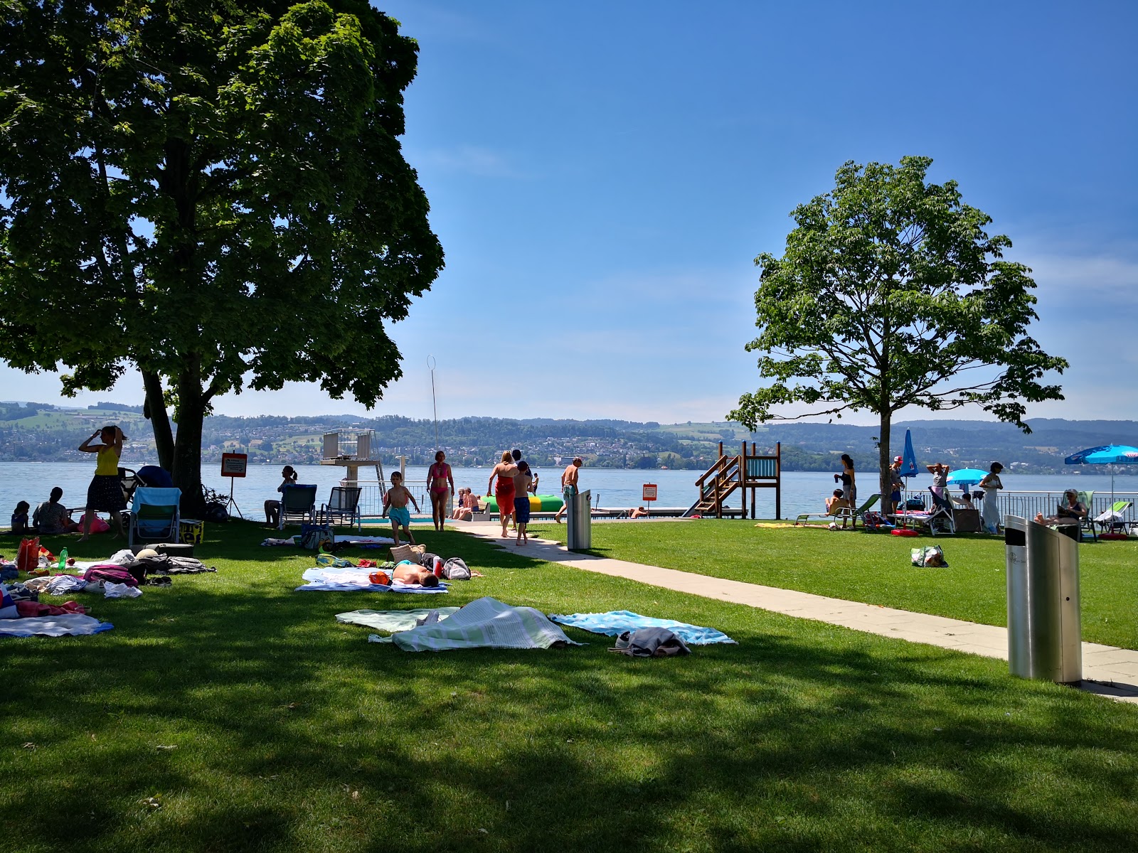 Fotografija Strandbad Uetikon z kratka ravna obala