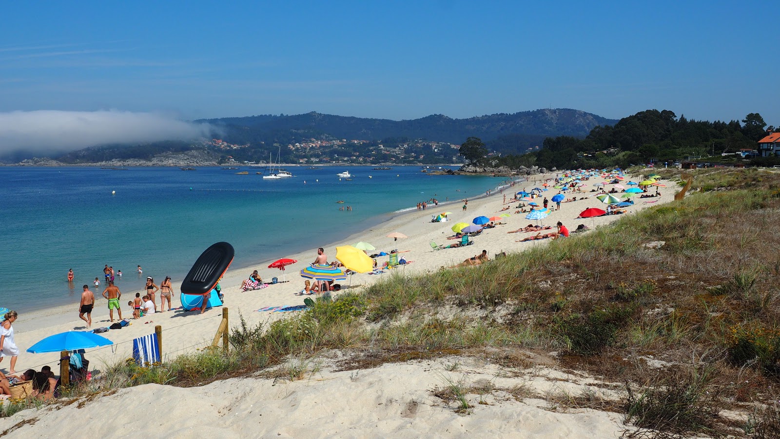 Foto di Praia de Areabrava con una superficie del sabbia bianca fine