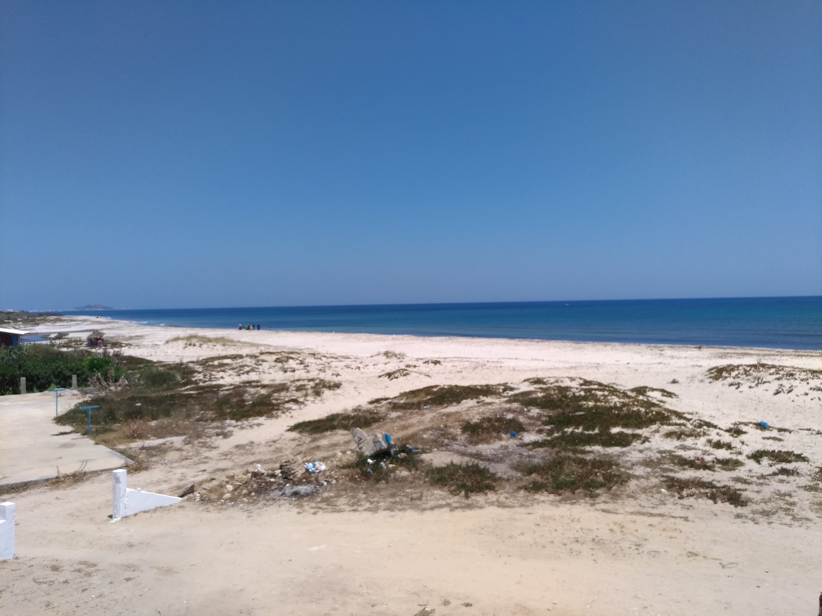 Valokuva EL Mrigueb Beachista. pinnalla kirkas hieno hiekka:n kanssa