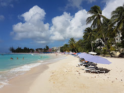 Dover beach'in fotoğrafı geniş bir kıyı şeridi ile birlikte