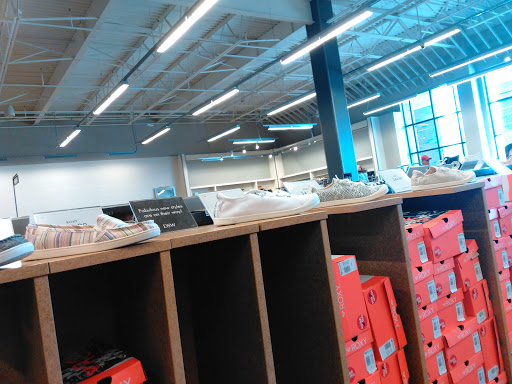 Shoe Store «DSW Designer Shoe Warehouse», reviews and photos, 7321 Lake St, River Forest, IL 60305, USA